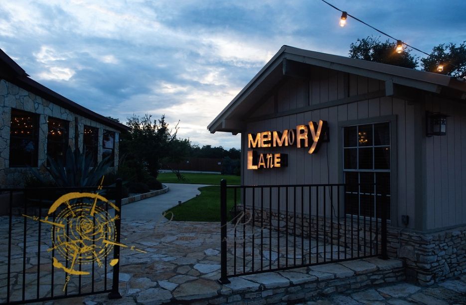 farmhouse-lighting-letters-wedding