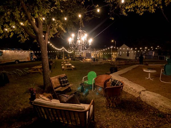 outdoor-lighting-decor-at-fair-market